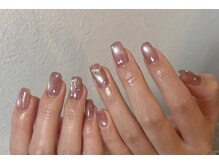 ミニュイ(nail minuit)の雰囲気（ちゅるんとマグネットジェルにストーンや小さいパーツを♪）