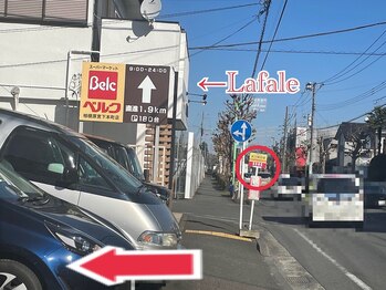 ヌアラ(Nuala)/氷川神社前バス停の手前で左折