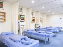 トラスト整骨院鍼灸院の雰囲気（カーテンの仕切りで隣を気にせずお過ごしいただけます♪個室2◎）