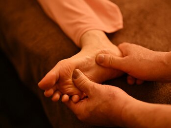 京都駅整体ラボ 菅原総合整体 ホテルグランヴィア京都店/足裏張り、足首の可動域確認