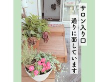 ムー(Mu)の雰囲気(入り口は通り沿いにあります。駐車場も完備しています。)