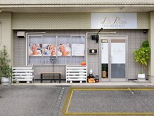 ラローズ(La Rose)の雰囲気（お車は画像の黄色枠内にお停めください　【太田/毛穴】）