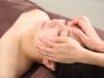 ブルーミングデイズ(blooming days)の写真/電気バリブラシ×ラジオ波で頭とお顔の深層筋へアプローチする小顔・ヘッド矯正は、今までにない感動体験!