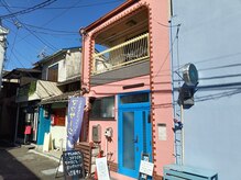 いやしとほぐし 桃谷店の雰囲気（ピンクの外観に青の扉が映えてます♪自転車でも来店可能。）