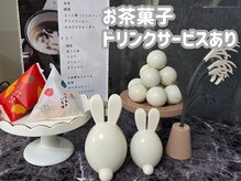 ユーフェム(U-fem)の雰囲気（多数アメニティあり。施術後はドリンクとお茶菓子でほっと一息。）