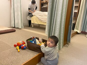 子育てママの整体サロン/施術中のお子様の様子