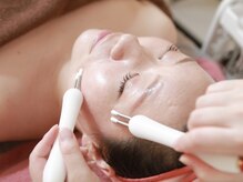 ベルファム(VELLE FEMME)の雰囲気（フェイシャルから全身へ専用機器で微弱電流を流します。）