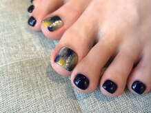 ホシュ ショート(Khosh:short)の雰囲気（フット親指アートデザイン。ネイビーとイエローのニュアンスnail）