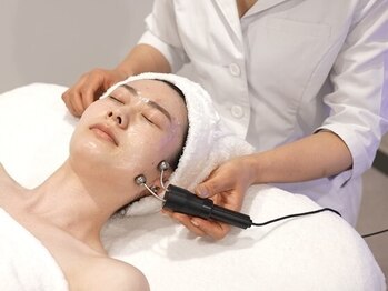 エフ(f)の写真/普段は動かしきれていない顔筋もしっかりトレーニング！自力でリフトアップするので施術効果が持続◎