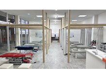 さくらメディネス整骨院 新都心院の雰囲気(広々施術ルームでマッサージや骨盤矯正も行います!)