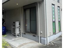 筋膜カッパ整体院 草津店の雰囲気（当院向かって左手に駐車スペースございます。）