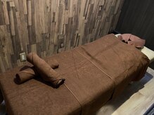 お部屋内にご案内・・・施術スペースは全て『個室』『半個室』になっております。