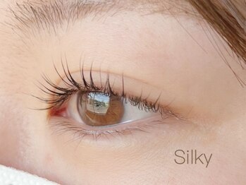 シルキー(Silky)の写真/自まつ毛の負担を最小限に抑えて、モチも◎自然なボリューム感で目力UPで魅力的なお目元へ♪