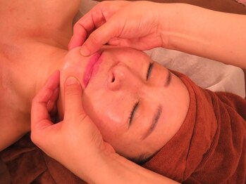 陽だまりの写真/【小顔コルギ＋石膏パック】毛穴ケア/ピーリング/高性能マシン！ヒト幹細胞でお肌を活性化！