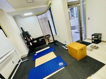 タカセ ジム 赤坂(TAKASE GYM)の雰囲気（B1ですが、半地下なので外の光が差し込みます。）