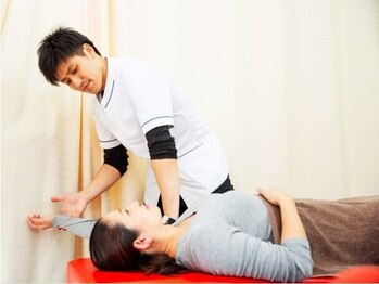 よつば鍼灸整骨院 春日院の写真/【巻き肩/ストレートネック/猫背の方に】骨格のプロが根本改善！原因を見極め、スッと綺麗に立てる身体に♪