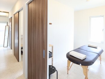 こころ治療院の写真/お仕事で凝り固まった体をしっかりケア!個室なので人目を気にせずリラックスして施術を受けられます◎