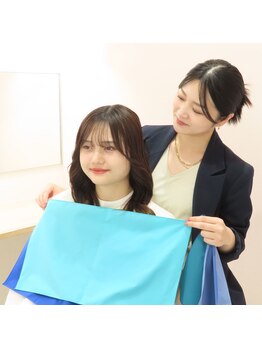 カラクル池袋/パーソナルカラー診断の様子