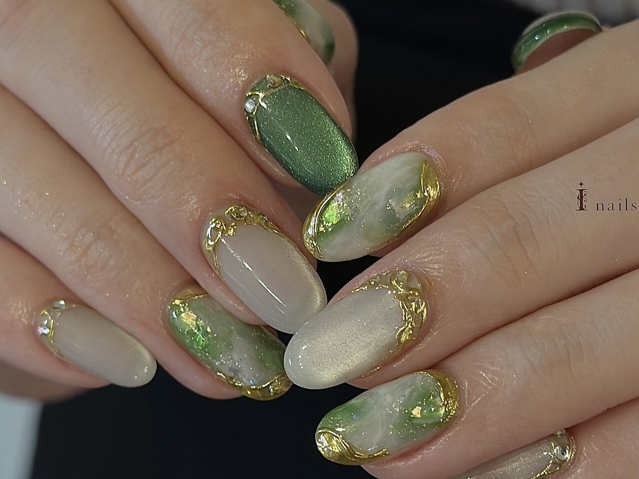 2025年-2026年冬トレンド】エメラルドグリーンのネイルデザイン集