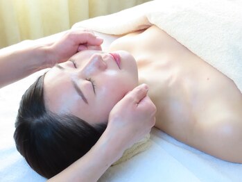 フルールクレール 駒込店の写真/フェイスラインをきゅっと引き上げ理想の小顔へ。頭蓋骨矯正+首肩リンパ+小顔矯正でリフトアップ&ツヤ肌に