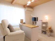ミューム(μM)の雰囲気（白とナチュラルウッドを基調とした落ち着いた個室です♪）