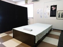 整体院つるぎの雰囲気（施術ベッドは大きくて安心！暖かいホットカーペットが好評です。）