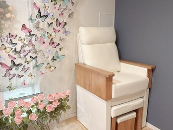 メルシー 川口店(merci)の写真/仕事帰りも通いやすい好立地◎持ち込みOKで理想のデザインを再現★チップ長さだしで美フォルムネイルに!