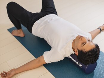 わざあり鍼灸整骨院 整体院 那須野ヶ原院/ヨガポールでストレッチ
