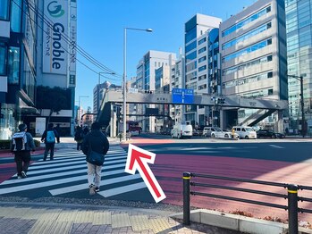 ザ トウキョウスパ(THE TOKYO SPA.)/宮益坂上交差点を渡ります