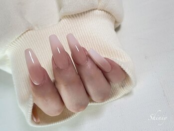 シュガーロール シャイニー(Sugar Roll / Shiniy)の写真/<大人女子リピート多数◎>エアブラシの認定講師が在籍するサロンで柔らかさと色気を纏った魅力的な指先に♪