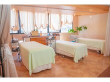 明るく落ち着いた雰囲気で、ゆったり過ごせる施術ルーム