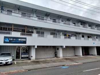 スポーツラボ鍼灸接骨院(スポーツLab鍼灸接骨院)/黒い看板が目印