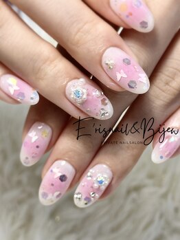 イリスネイル アンド ビジュー(E’risnail&Bijew.)/小さめビジューのチークネイル
