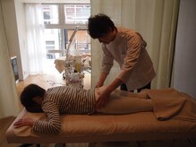 美容整体サロン 心斎橋/骨髄の傾きを見る