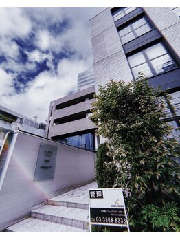 ビエネスタジムトウキョウ 青山(BIENESTAR GYM TOKYO)/【外観】空と光が差し込む外観