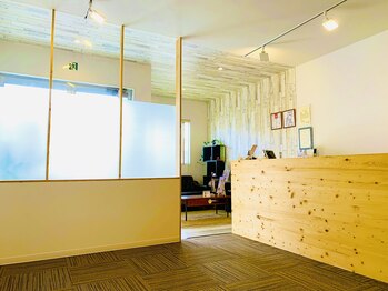 アキハ(AKIHA)/外からの光が差し込む明るい空間