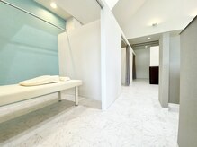 白を基調とした清潔感のある院内で安心です。岐阜/整体