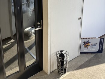 ダンディスター 前橋店/玄関横の看板が目印です。