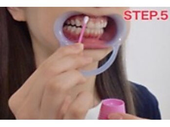 ホワイトニングサロン 四日市white/歯茎へのワセリン塗布