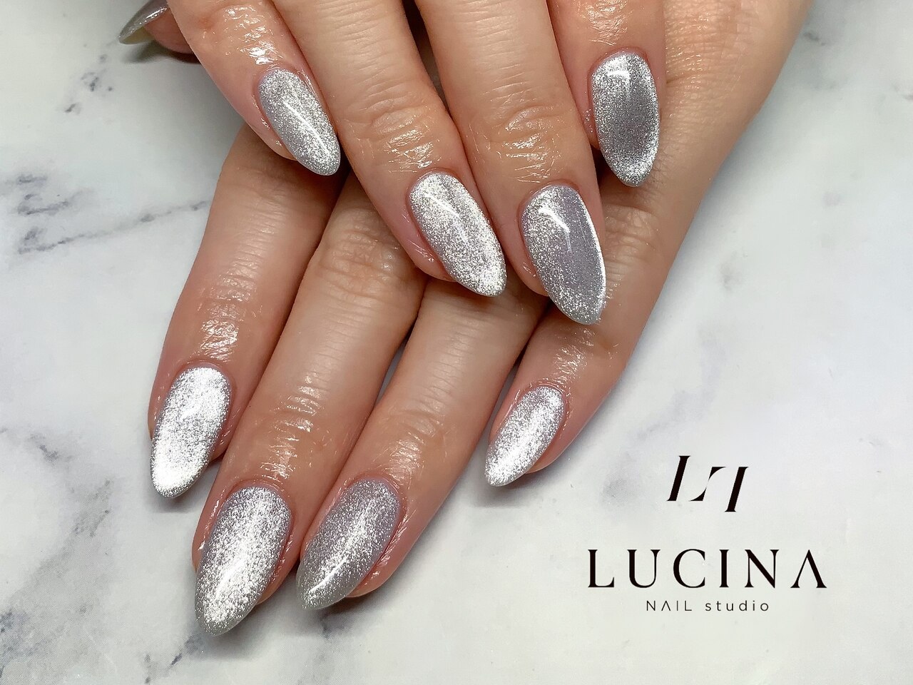 2026年冬トレンド】シルバー オフィス ハンドのネイルデザイン集｜人気