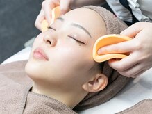 「リッチクレンジング洗顔」で肌表面の汚れを落とし、血行促進とターンオーバーの乱れを整えます