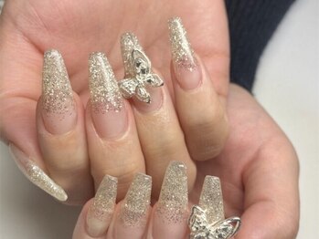 ネイルサロン フィフスアベニュー(Fifth Avenue)の写真/長さだしでキレイな指先に♪イベントやブライダル等にもオススメ！アート放題12900円☆アート2本付11000円