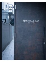 ビエネスタジムトウキョウ 青山(BIENESTAR GYM TOKYO)/【外観】重厚なドアの先に非日常