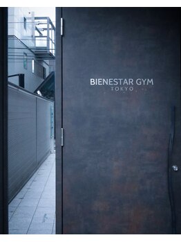 ビエネスタジムトウキョウ 青山(BIENESTAR GYM TOKYO)/【外観】重厚なドアの先に非日常
