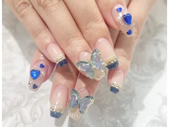 ブルーの蝶々がポイントに