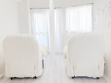 ワイケー(YK)の雰囲気（白を基調とした店内でゆったりとお過ごしください！）