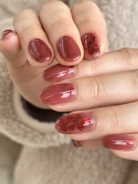 透け感で楽しむ大人ハートネイル