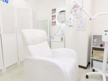 ホワイトニングショップ 池袋店の写真/白を基調とした清潔な洗面台のある「セルフホワイトニング専門店」でゆったり照射♪[池袋駅徒歩1分]