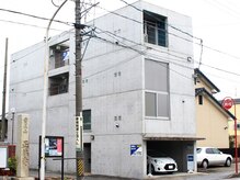 アイラッシュサロン ステルラ(stella)の雰囲気（グレーの建物です☆道に迷われた際にはお電話でお問い合わせを♪）