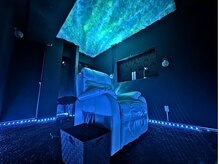 シャルムス(Charmes)/雲空に映るオーロラを眺めながら